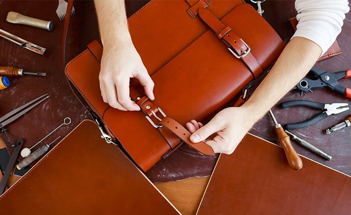 สร้างความประทับใจในงานเกษียณด้วยกระเป๋าของที่ระลึกที่ไม่เหมือนใคร Fastening buckle of briefcase