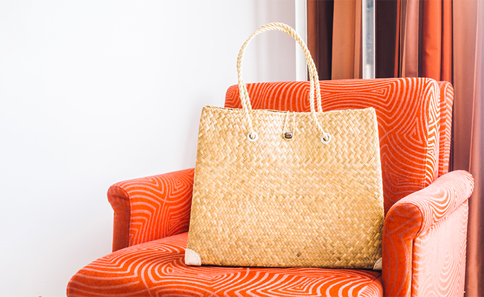 สร้างความประทับใจในงานเกษียณด้วยกระเป๋าของที่ระลึกที่ไม่เหมือนใคร bag-sofa